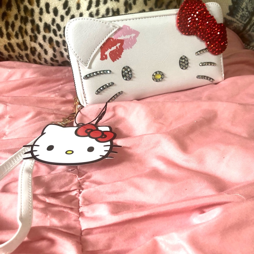 Hello Kitty White and Red wristlet with Sparkling Bow - Picture 6 of 6